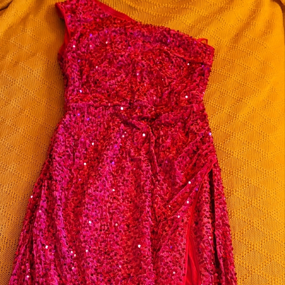Elegant Red Sequin One-Shoulder Dress